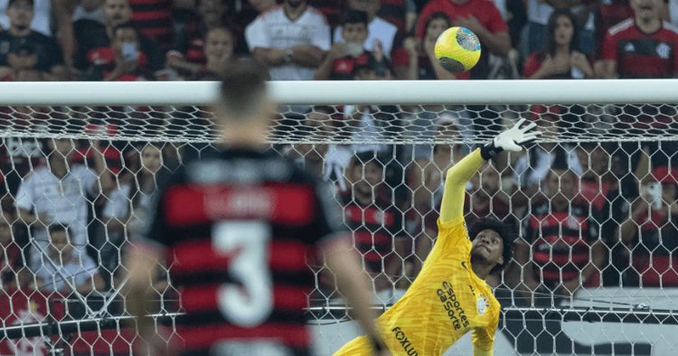 Hugo Souza defende o Corinthians contra o Flamengo