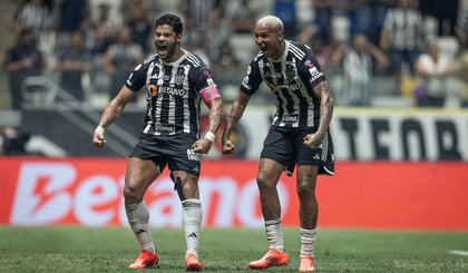 Hulk e Deyverson comemoram um dos gols do Atletico-MG diante do Gremio (Foto: Pedro Souza)