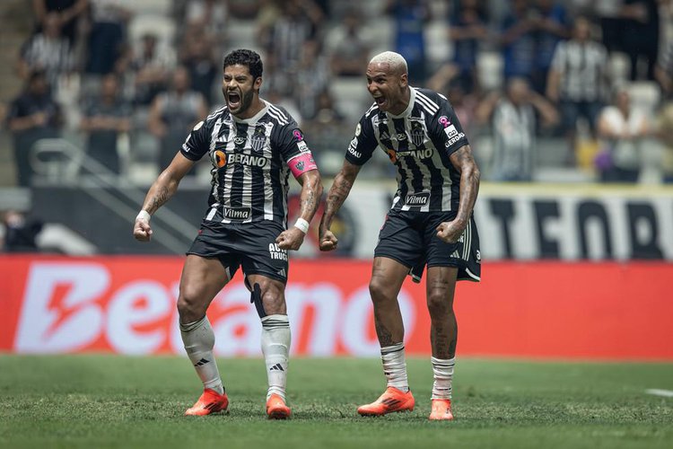 Hulk e Deyverson comemoram um dos gols do Atletico-MG diante do Gremio