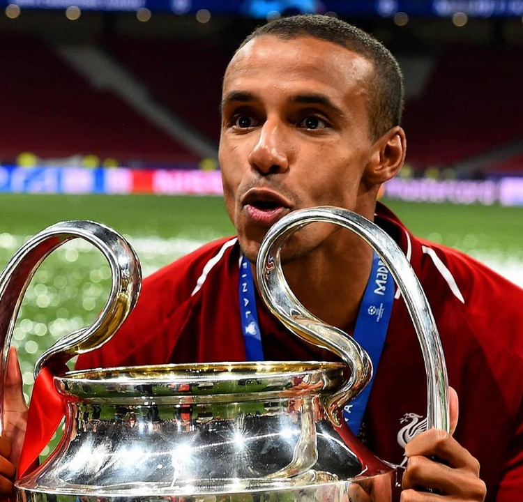 Joel Matip anunciou aposentadoria aos 33 anos.