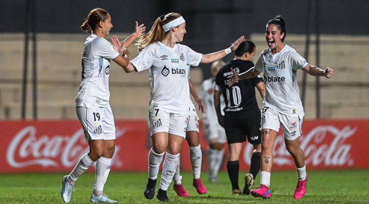 Jogadoras do Santos comemoram gol contra o Olimpia Staff Images Woman/CONMEBOL