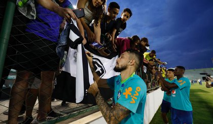 Jogadores da selecao brasileira com torcedores no Bezerrao, em Brasilia (Foto: Rafael Ribeiro/CBF) Jogadores da selecao brasileira com torcedores no Bezerrao, em Brasilia (Foto: Rafael Ribeiro/CBF)