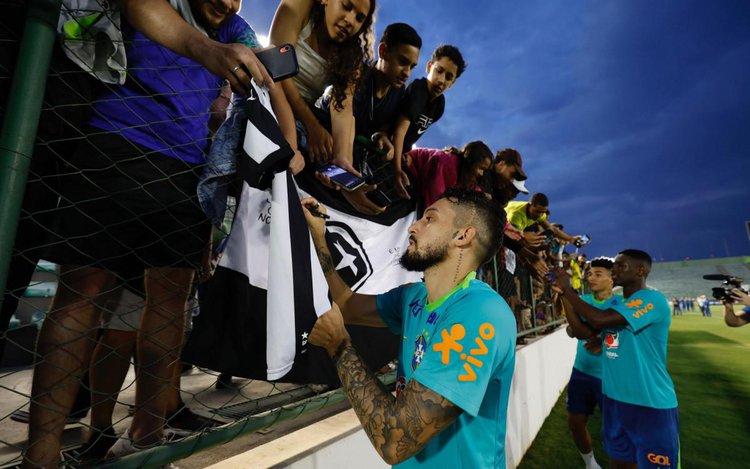 Jogadores da selecao brasileira com torcedores no Bezerrao, em Brasilia