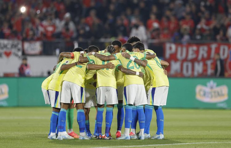 Jogadores da selecao brasileira reunidos antes de partida contra o Chile