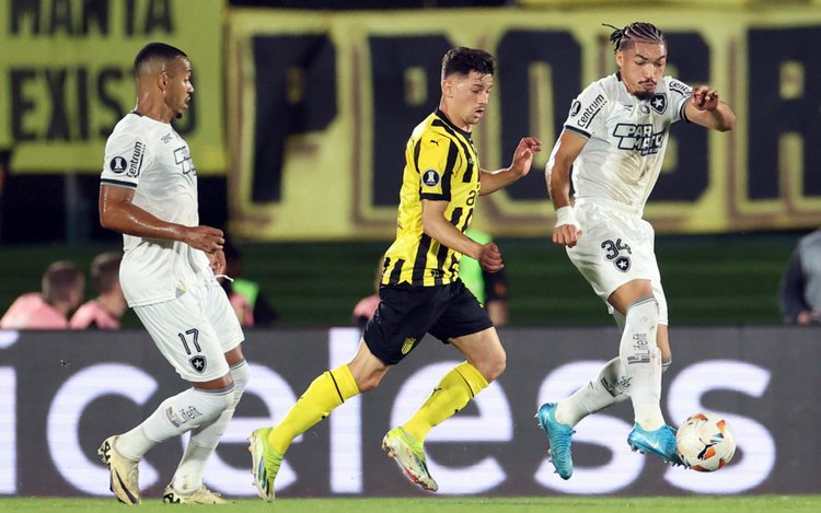 Lance do jogo entre Peñarol e Botafogo