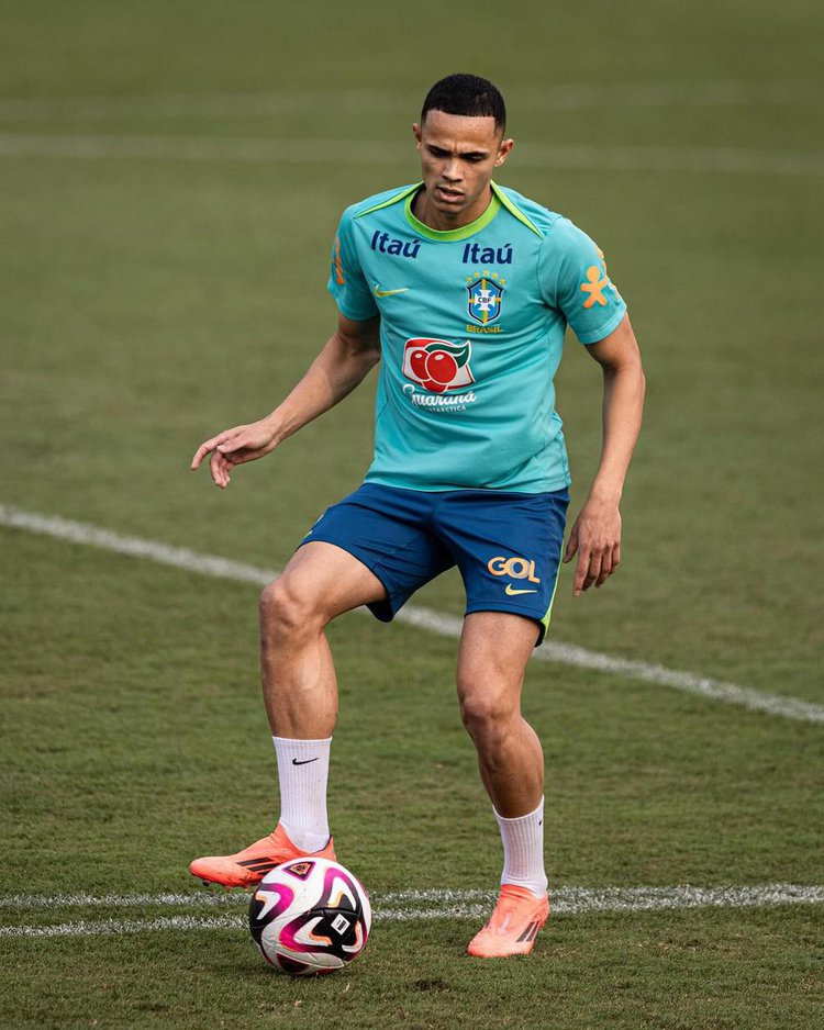 Lateral-direito Vanderson em treino da selecao brasileira