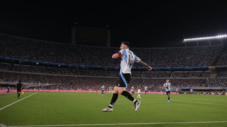 Lionel Messi marcou o primeiro gol da goleada Argentina