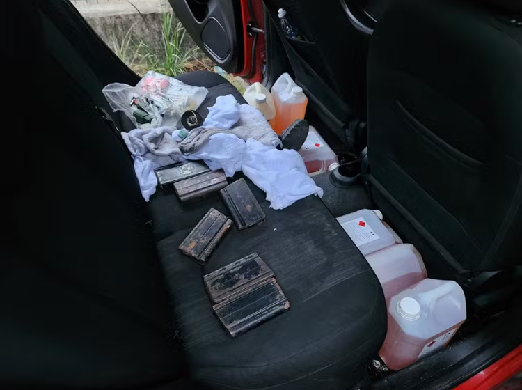 Material explosivo estava dentro de dois carros.