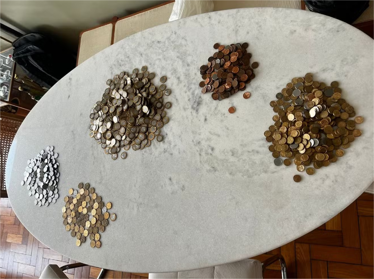 Moradora juntou mais de 1.600 moedas para pagar taxa de condomínio que custa R$ 835,00.