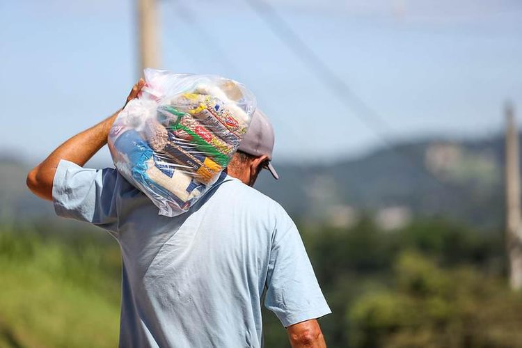 Moradores de Itapevi (SP) recebem cestas básicas