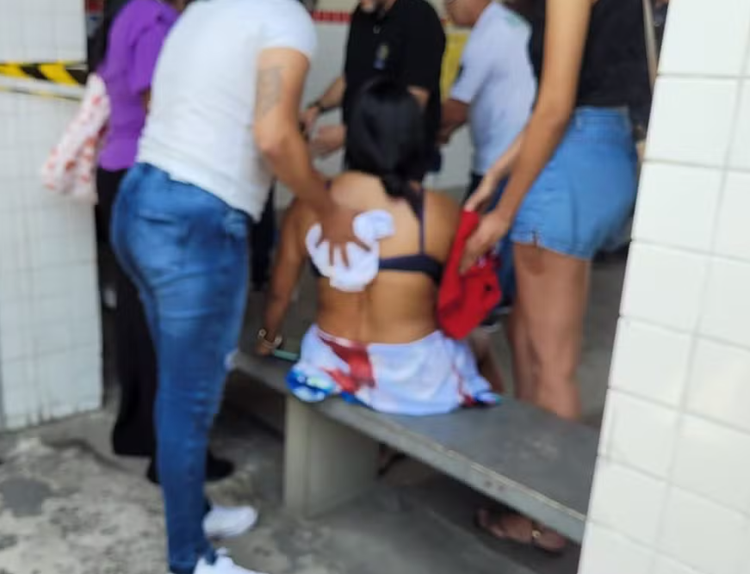 Mulher foi atingida nas costas e foi socorrida.