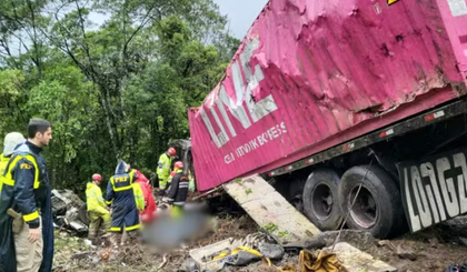 Na van estavam 10 pessoas, a maioria atletas de um time de remo do Projeto Remar para o Futuro, de Pelotas (RS). (Foto: Corpo de Bombeiros/Divulgação) Na van estavam 10 pessoas, a maioria atletas de um time de remo do Projeto Remar para o Futuro, de Pelotas (RS). (Foto: Corpo de Bombeiros/Divulgação)