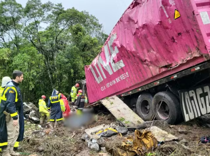 Na van estavam 10 pessoas, a maioria atletas de um time de remo do Projeto Remar para o Futuro, de Pelotas (RS).