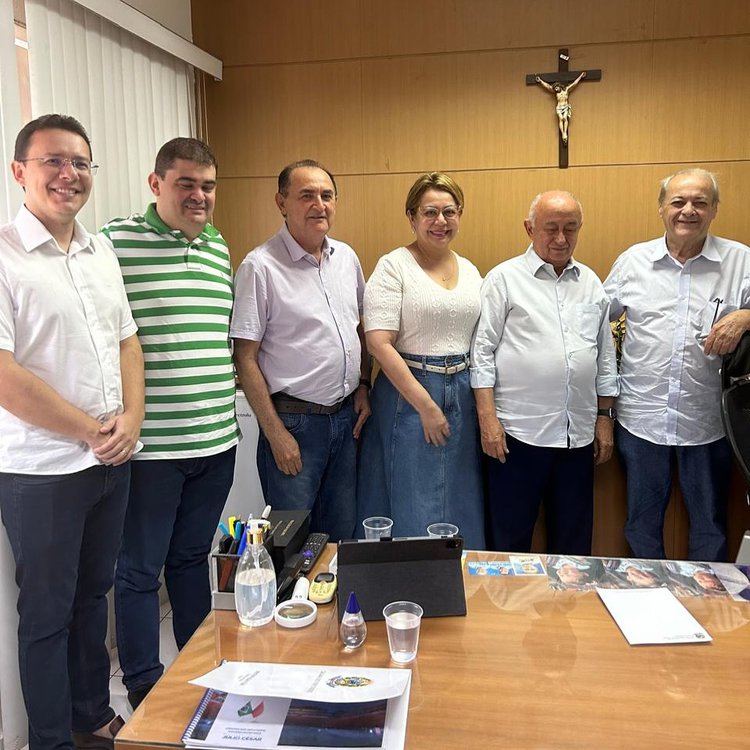 No escritório do PSD, com o vereador eleito José Neto, diretor do SEBRAE -Pi Júlio Filho, prefeito reeleito de Floriano Prof Antônio Reis, Senadora Jussara Lima, Dep Fed Júlio César e prefeito eleito de Teresina Silvio Mendes.