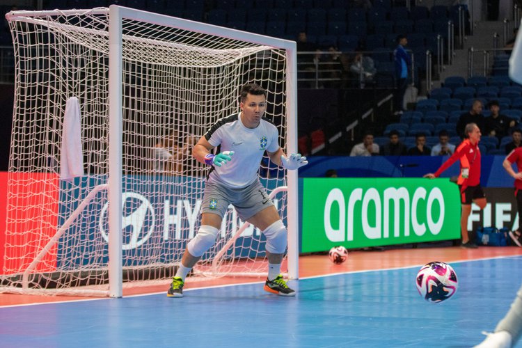 O goleiro é o mais experiente da equipe, com quatro Copas do Mundo no currículo