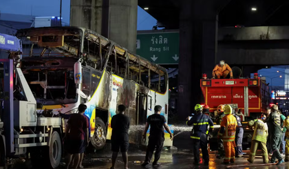 Ônibus escolar pega fogo após pneu furar e causar batida. (Foto: Chalinee Thirasupa/ Reuters) Ônibus escolar pega fogo após pneu furar e causar batida. (Foto: Chalinee Thirasupa/ Reuters)