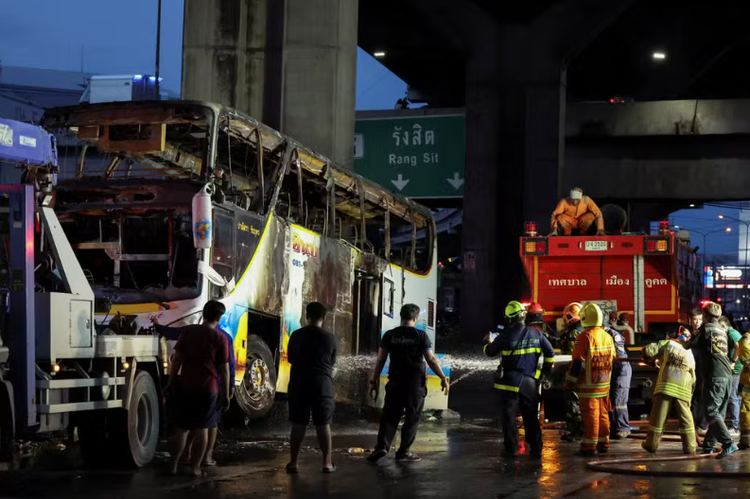 Ônibus escolar pega fogo após pneu furar e causar batida.