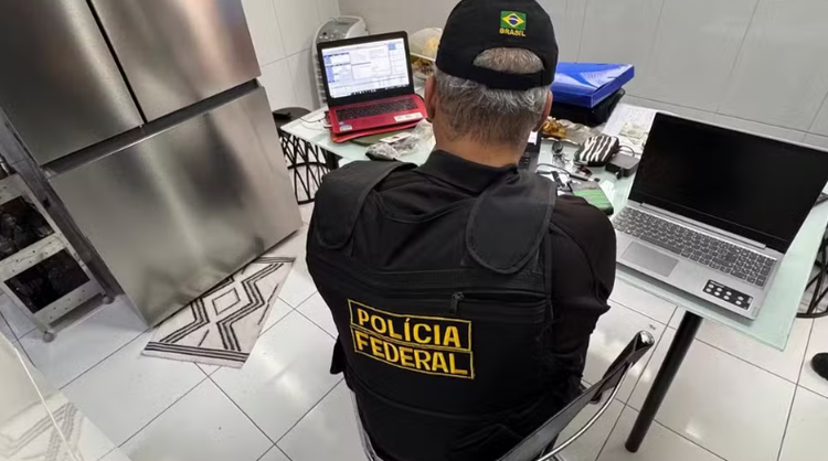 Operação da PF prende homem que compartilhou quase 5 mil imagens de abuso infantojuvenil.