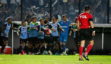 Payet comemora gol com companheiros do Vasco (Foto: Reprodução/ Vasco da Gama) Payet comemora gol com companheiros do Vasco (Foto: Reprodução/ Vasco da Gama)