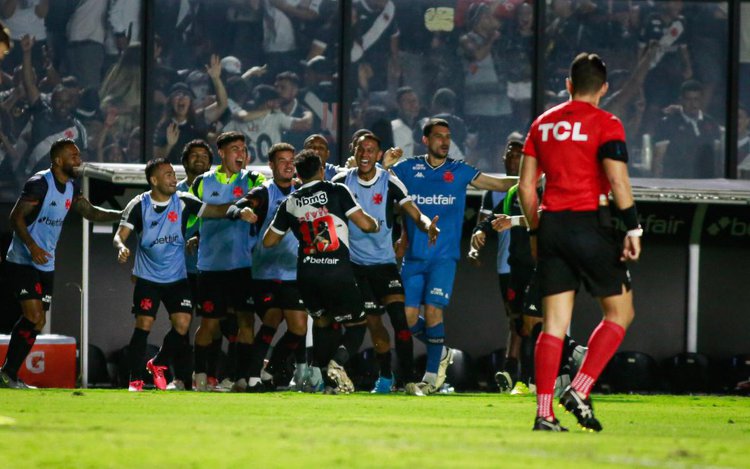 Payet comemora gol com companheiros do Vasco