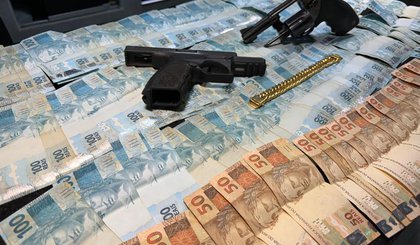Policia apreende municoes, dinheiro e armas em operacao no Sul do estado (Foto: Divulgacao/PCPI) Policia apreende municoes, dinheiro e armas em operacao no Sul do estado (Foto: Divulgacao/PCPI)