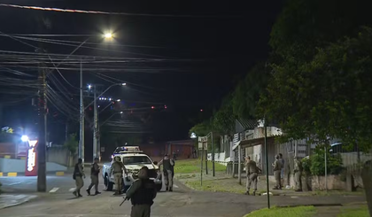 Polícia fez cerco contra homem que matou três pessoas e feriu outras 9 em Novo Hamburgo. (Foto: RBS TV) Polícia fez cerco contra homem que matou três pessoas e feriu outras 9 em Novo Hamburgo. (Foto: RBS TV)