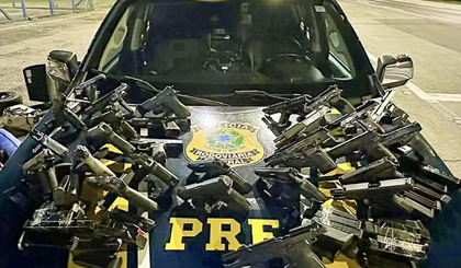 PRF apreende 28 pistolas. Armamento estava com casal, que viajava com a filha de 4 anos. (Foto: Divulgação/PRF)
