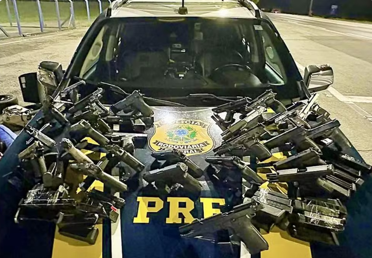 PRF apreende 28 pistolas. Armamento estava com casal, que viajava com a filha de 4 anos.