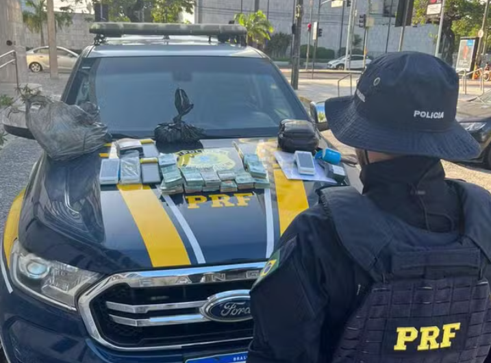 PRF apreende mais de R$ 140 mil em espécie e material de jogo do bicho.
