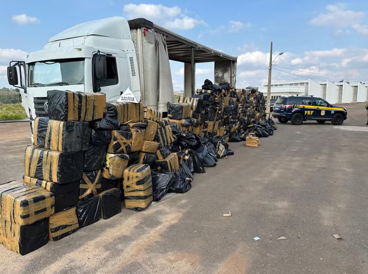 PRF e PM apreendem 14 toneladas de maconha em meio a carga de placas solares.