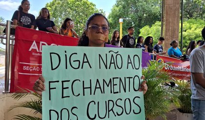 Professores e alunos da Uespi fazem protesto contra unificação de cursos ofertados em campis de Teresina (Foto: Pedro Lima/g1) Professores e alunos da Uespi fazem protesto contra unificação de cursos ofertados em campis de Teresina (Foto: Pedro Lima/g1)
