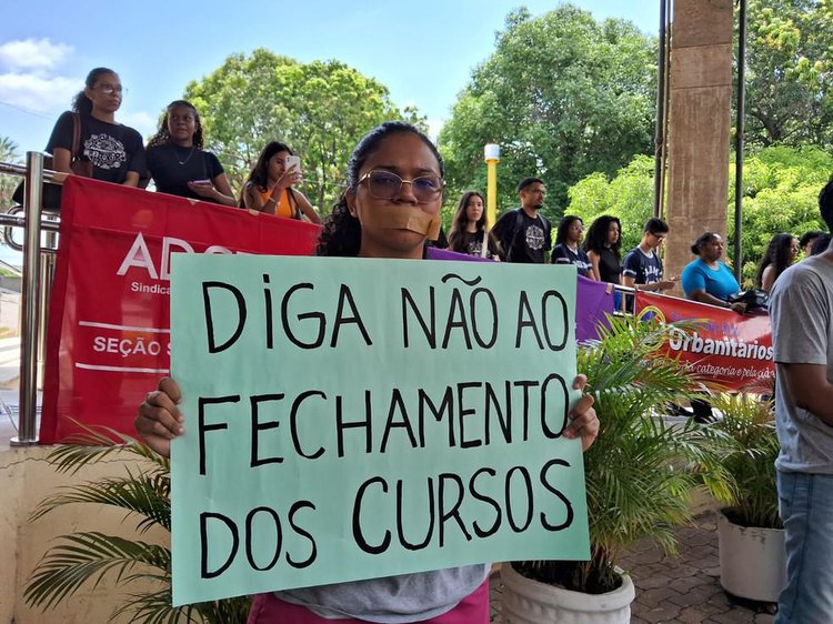 Professores e alunos da Uespi fazem protesto contra unificação de cursos ofertados em campis de Teresina