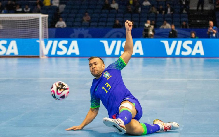 Rafa Santos em ação pela seleção brasileira na Copa do Mundo de Futsal