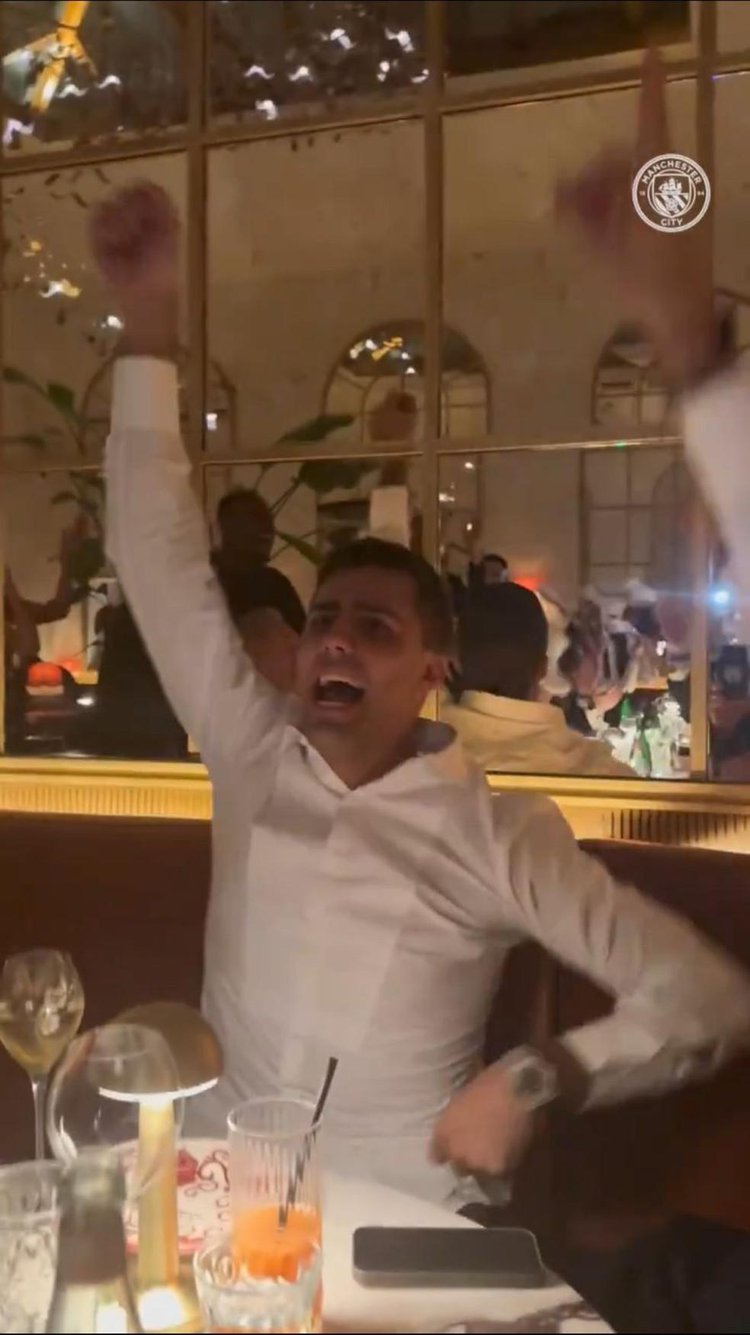 Rodri celebra Bola de Ouro em restaurante