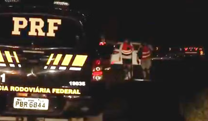 Romeiro morre após ser atropelado por ônibus na Via Dutra. (Foto: Reprodução/TV Globo)