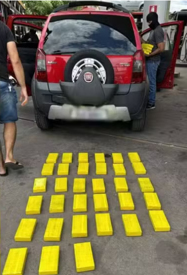 Tabletes de cocaína foram descobertos após denúncia.