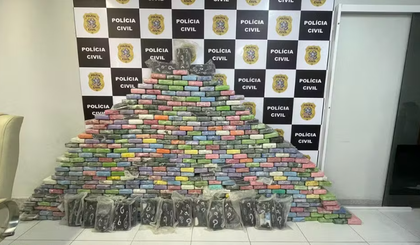 Tabletes de cocaína pura estavam escondidos em "bunker" de residência. (Foto: Divulgação/Polícia Civil) Tabletes de cocaína pura estavam escondidos em "bunker" de residência. (Foto: Divulgação/Polícia Civil)
