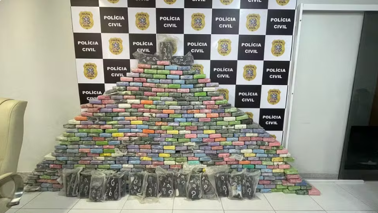 Tabletes de cocaína pura estavam escondidos em "bunker" de residência.