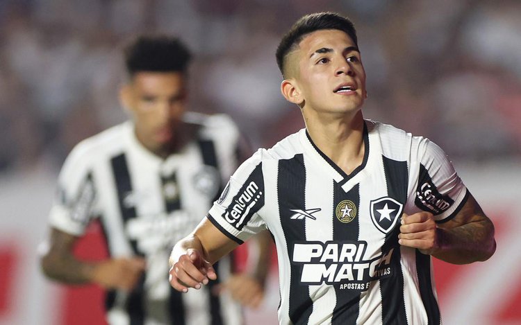 Thiago Almada em jogo do Botafogo