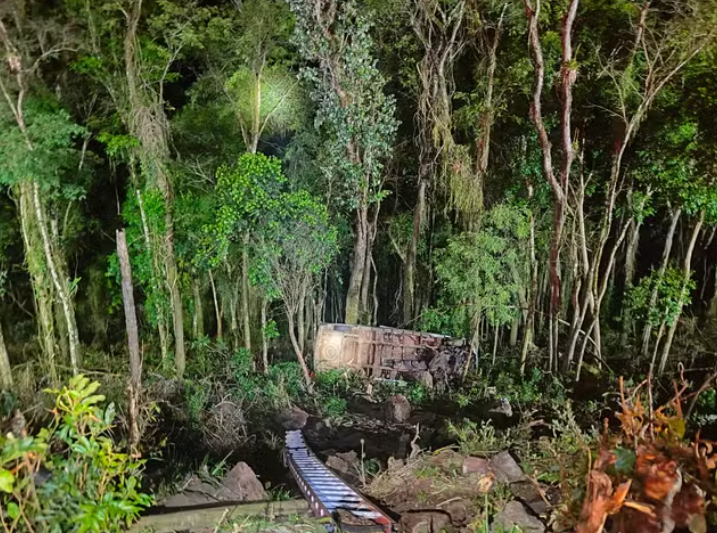 Van e carro caíram em ribanceira de cerca de 10 metros após colisão.