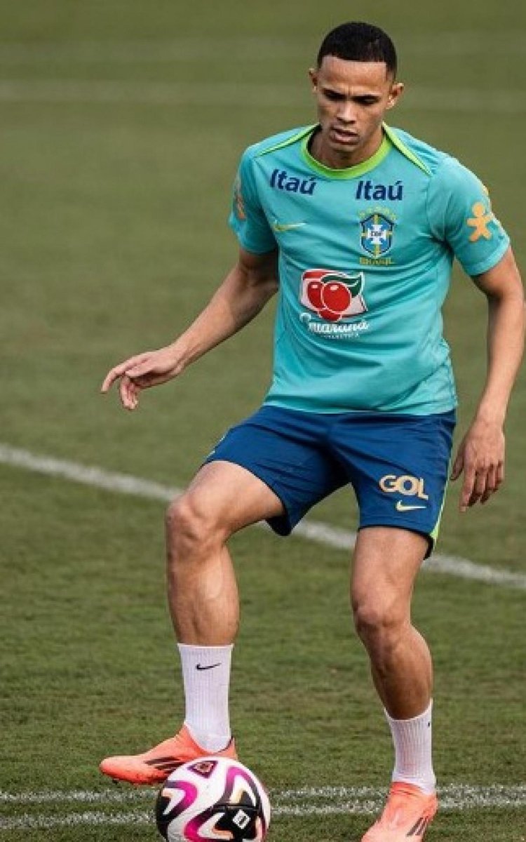 Vanderson em treino da Seleção
