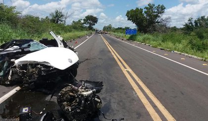 Veículo de luxo ficou completamente destruído após colisão entre Campo Maior e Altos. (Foto: Divulgação/ PRF) Veículo de luxo ficou completamente destruído após colisão entre Campo Maior e Altos. (Foto: Divulgação/ PRF)