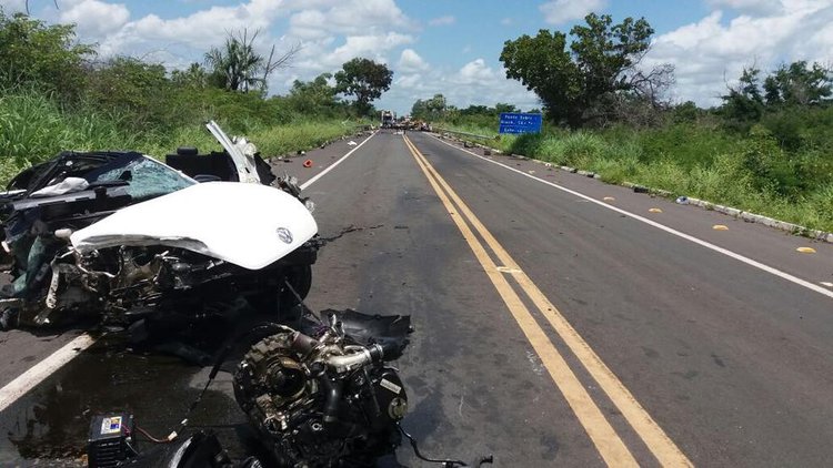 Veículo de luxo ficou completamente destruído após colisão entre Campo Maior e Altos.