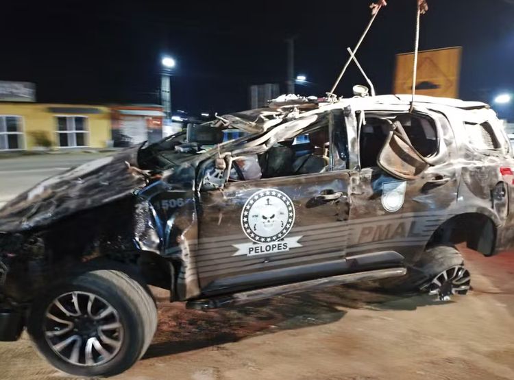 Viatura da PM capota durante perseguição policial.