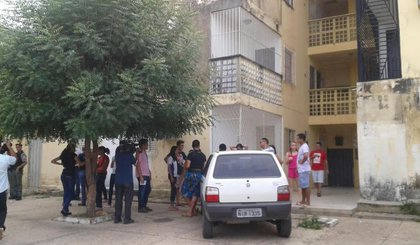 Vizinhos se aglomeraram próximo ao local onde o crime aconteceu (Foto: Gilcilene Araújo/G1) Vizinhos se aglomeraram próximo ao local onde o crime aconteceu (Foto: Gilcilene Araújo/G1)