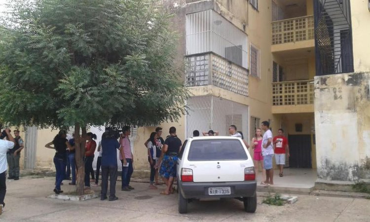 Vizinhos se aglomeraram próximo ao local onde o crime aconteceu