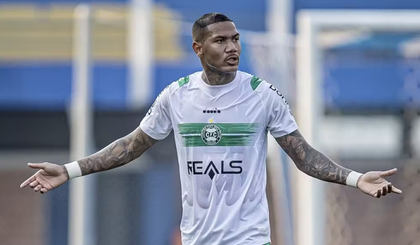Zé Gabriel, do Coritiba, passou mal após partida contra o América-MG. (Foto: JP Pacheco | Coritiba) Zé Gabriel, do Coritiba, passou mal após partida contra o América-MG. (Foto: JP Pacheco | Coritiba)