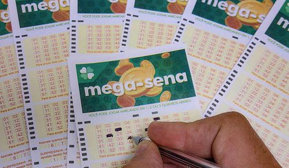 22/06/2023 - Brasília - Mega-Sena, concurso da Mega-Sena, jogos da Mega-Sena, loteria da Mega-Sena. - Volantes da Mega Sena sendo preenchidos para apostas em casas lotéricas da Caixa. Foto: Rafa Neddermeyer/Agência Brasil/Arquivo (Foto: © Rafa Neddermeyer/Agência Brasil/ARQUIVO) 22/06/2023 - Brasília - Mega-Sena, concurso da Mega-Sena, jogos da Mega-Sena, loteria da Mega-Sena. - Volantes da Mega Sena sendo preenchidos para apostas em casas lotéricas da Caixa. Foto: Rafa Neddermeyer/Agência Brasil/Arquivo (Foto: © Rafa Neddermeyer/Agência Brasil/ARQUIVO)