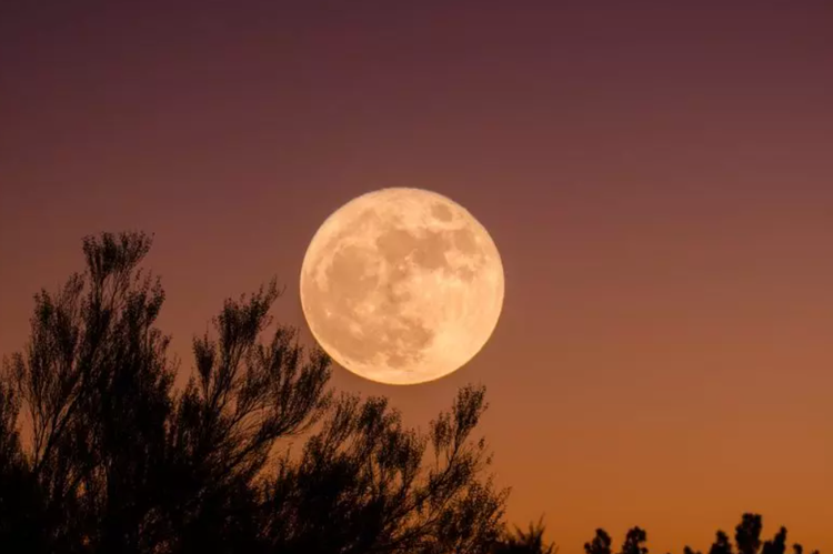 A superlua acontece quando a Lua cheia ocorre durante o momento em que a Lua está mais próxima da Terra em sua órbita elíptica.