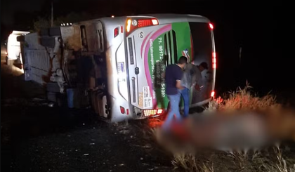 Acidente aconteceu na BR-110, em Catu, na Bahia. (Foto: Reprodução/Redes sociais) Acidente aconteceu na BR-110, em Catu, na Bahia. (Foto: Reprodução/Redes sociais)